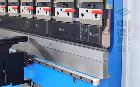 ZDPK-6325标配高精度模具快夹,换模速度快5倍,加高型模托是门业制造专业配置.jpg ZDPK-6325标配高精度模具快夹,换模速度快5倍,加高型模托是门业制造专业配置.jpg
