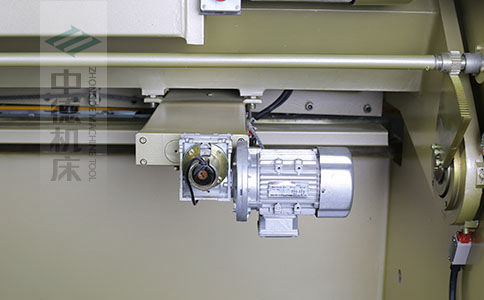 ZDS-1032剪板机后档料结构,平行度高,并采用国内一流品牌轴承,耐磨抗压寿命长.jpg ZDS-1032剪板机后档料结构,平行度高,并采用国内一流品牌轴承,耐磨抗压寿命长.jpg